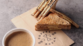 Getoastete Sandwiches und eine Tasse Kaffee von Coffee Break @ Amoy Street