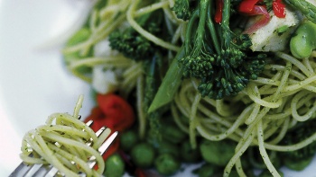 Nahaufnahme des Broccolini-Pesto-Nudelgerichts von Original Sin