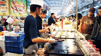 Schauen Sie sich auf dem Geylang Serai Bazaar nach festlichen Köstlichkeiten und Schnickschnack um.