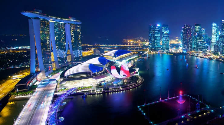 Faszinierende Nachtansicht der Bayfront und der Skyline von Singapur einschließlich des atemberaubenden Marina Bay Sands<sup>®</sup>  