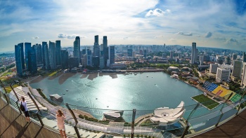 Ein hervorragender Blick auf die Skyline von Singapur und den Bayfront-Bereich vom SkyPark® des Marina Bay Sands® aus