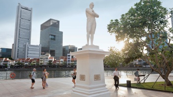 Raffles-Statue vor der Silhouette von Singapur