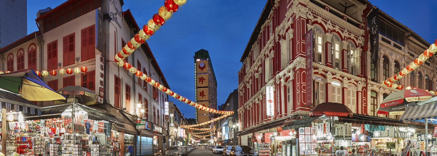 Eine beleuchtete Straße in Chinatown bei Nacht