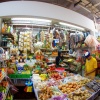 Ein Stand mit getrockneten Lebensmitteln auf dem Geylang Serai-Markt
