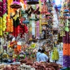 Indischer Nippes, Blumengirlanden und Accessoires, die in der Little India Arcade verkauft werden