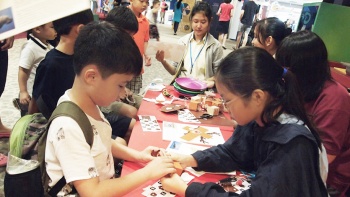 Kinder an einem Ausstellungsstand im Science Centre Singapore