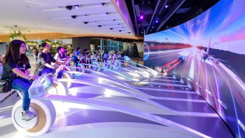 Amazing Runway (simuliertes Rennen eines Boeing-Jets mit einem Porsche) im Changi Experience Studio, Jewel Changi