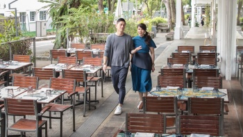 James Qual und Winnie Chan genießen einen Spaziergang in den Chip Bee Gardens