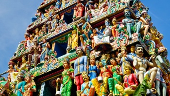 Skulpturen auf der Außenfassade des Sri Mariamman Tempel.