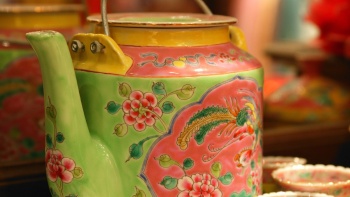 Ein Peranakan-Teeset aus dem Peranakan Museum.