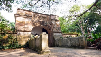 Aufnahme von Fort Gate im Fort Canning Park