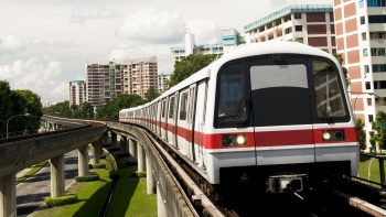 Eine einfahrende MRT-Bahn (Mass Rapid Transit) auf dem Gleis 