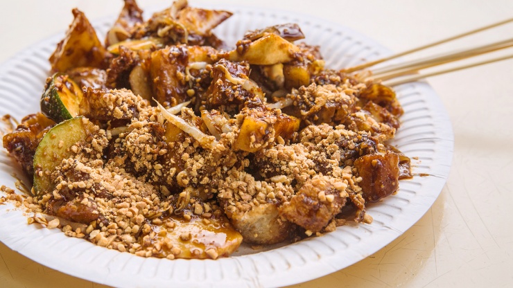 A plate of rojak sprinkled with peanuts 