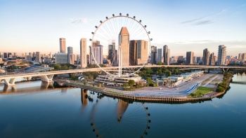 蓝天映衬下的部分新加坡摩天观景轮