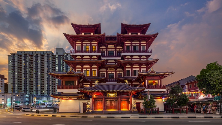 Façade shot of Singapore’s iconic landmark, Buddha Tooth Relic Temple