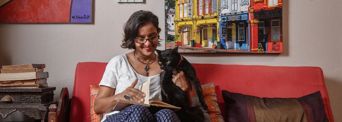 Ruqxana bersama kucing peliharaannya di sofa di rumahnya.