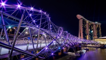 Foto Helix Bridge dan Marina Bay Sands pada malam hari