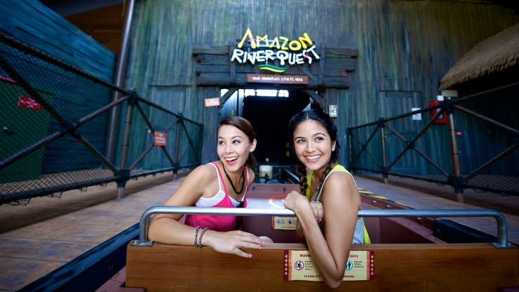 2 wanita memasuki pintu masuk Amazon River Quest.