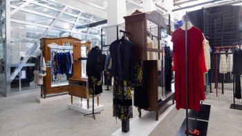 Interior toko berkonsep fashion berkelas di Dover Street Market