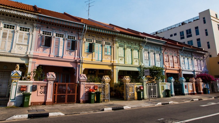 Rumah toko warisan Singapura nan penuh warna di sepanjang Koon Seng Road