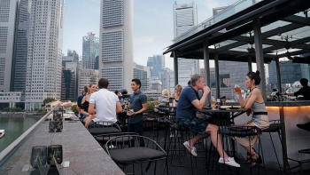 Pelanggan bar di bar teras atap southbridge