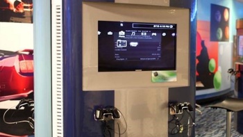 ターミナル2のエンターテイメント・デッキのビデオゲームのコンソールとゲームスクリーン 