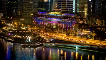 シンガポール川の対岸から眺めるザ・フラトン・ホテルとファサードの3Dライトプロジェクション。