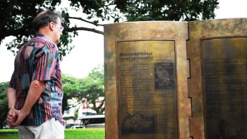 インド国民軍記念碑の碑を読む旅行者