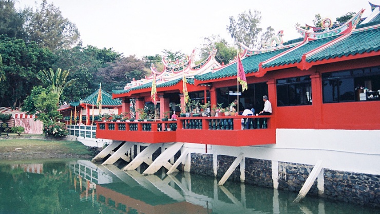 クス島のダ・ボ・ゴン寺院は、中国の財神を祭っています。