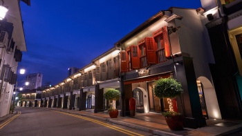 어스킨 로드의 상점 가옥을 따라 위치한 더 스칼렛 싱가포르의 외관