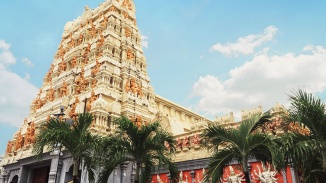 스리 센파가 비나야가르 템플(Sri Senpaga Vinyagar Temple)을 특별하게 만드는 32가지 모습의 비나야가르 신 조각을 감상해보세요.