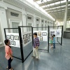 싱가포르 국립 박물관에서 전시를 관람 중인 어린이들