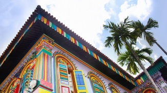 푸른 하늘을 배경으로 한 탄 텡 니아(Tan Teng Niah) 건물 이미지