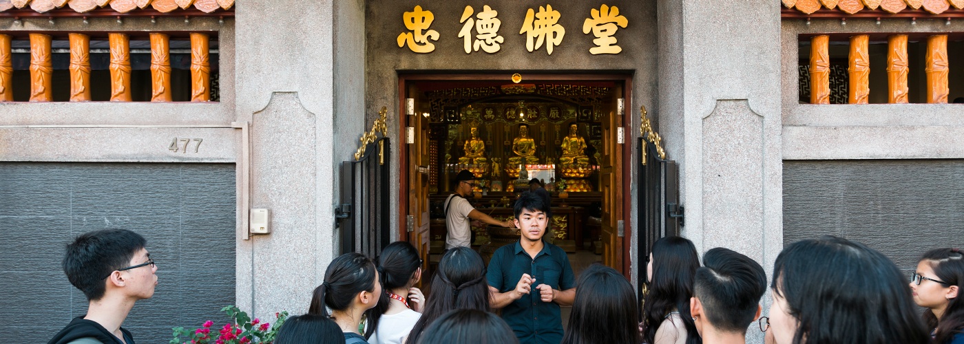 蔡引舟向游客介绍一座佛教寺庙。