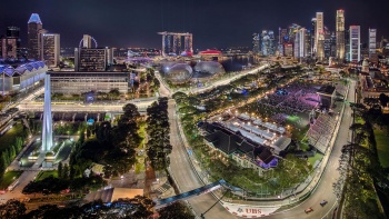 ภาพมุมสูงของเมืองในการแข่งขันฟอร์มูล่า วันในเวลากลางคืนที่สิงคโปร์