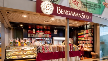 ด้านหน้าร้าน Bengawan Solo ที่จัดเรียงขนมไว้มากมายที่ Changi Airport อาคารผู้โดยสาร 3 