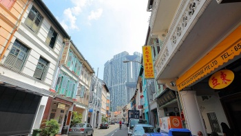 ร้าน Tong Ah Eating House ที่ Keong Saik Street โดยมองเห็นโครงการ Pinnacle@Duxton อยู่ชั้นบน
