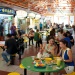 ผู้คนนั่งรับประทานอาหารกันที่ศูนย์อาหาร (ฮอว์กเกอร์ เซ็นเตอร์) ของสิงคโปร์