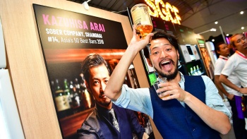 บาร์เทนเดอร์ Kazuhis Arai แห่ง Sober Company กำลังผสมเครื่องดื่มที่งานเทศกาลค็อกเทลสิงคโปร์