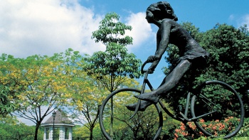 รูปปั้นเด็กหญิงขี่จักรยานที่ Singapore Botanic Gardens
