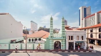 ภาพด้านหน้าของ Masjid Jamae ในย่าน Chinatown