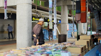 ชายหนุ่มกำลังหยุดอยู่ที่ร้านเล็กๆ ริมทางของ Joo Chiat Complex 