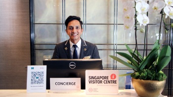 เจ้าหน้าที่บริการลูกค้าที่แผนก Concierge ของ Orchard Hotel Singapore