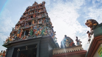 ภายนอกวัด Sri Mariamman Temple เมื่อแสงแดดส่องกระทบ