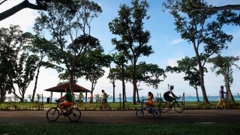 Du khách đạp xe dọc Công viên East Coast