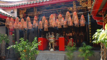 Khu vực cầu nguyện tại chùa Phụng Sơn Trì