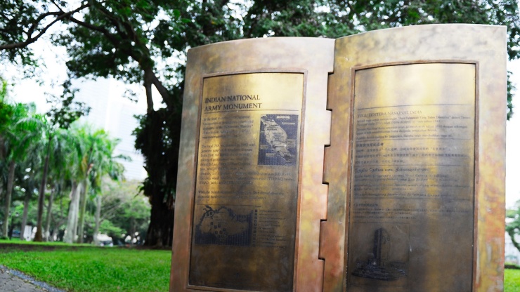 Hình chụp góc rộng bia đá của Đài tưởng niệm Quân đội Quốc gia Ấn Độ