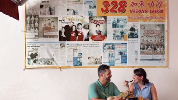 Một cặp đôi đang thưởng thức bữa trưa tại 328 Katong Laksa.