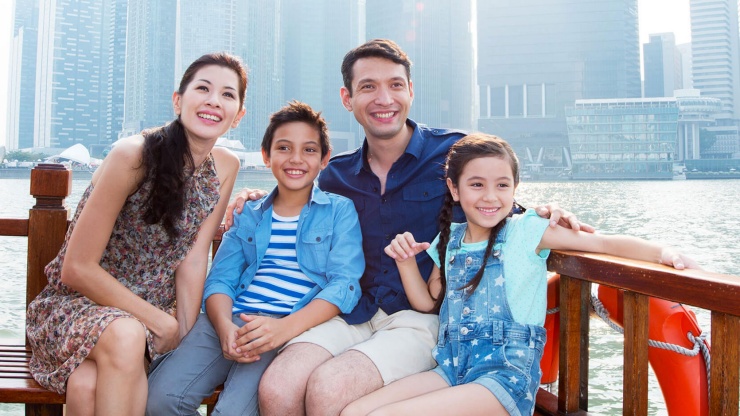 Một gia đình du ngoạn bằng thuyền trên sông Singapore. 