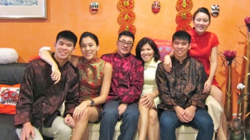 Một gia đình Trung Hoa trong trang phục dân tộc hiện đại vào dịp Tết Âm lịch